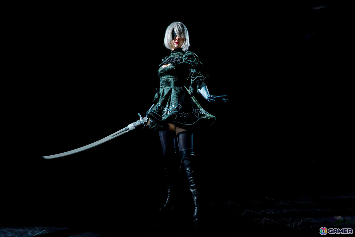 モデル身長170cm（撮影時は高さ8cmほどのヒール着用）