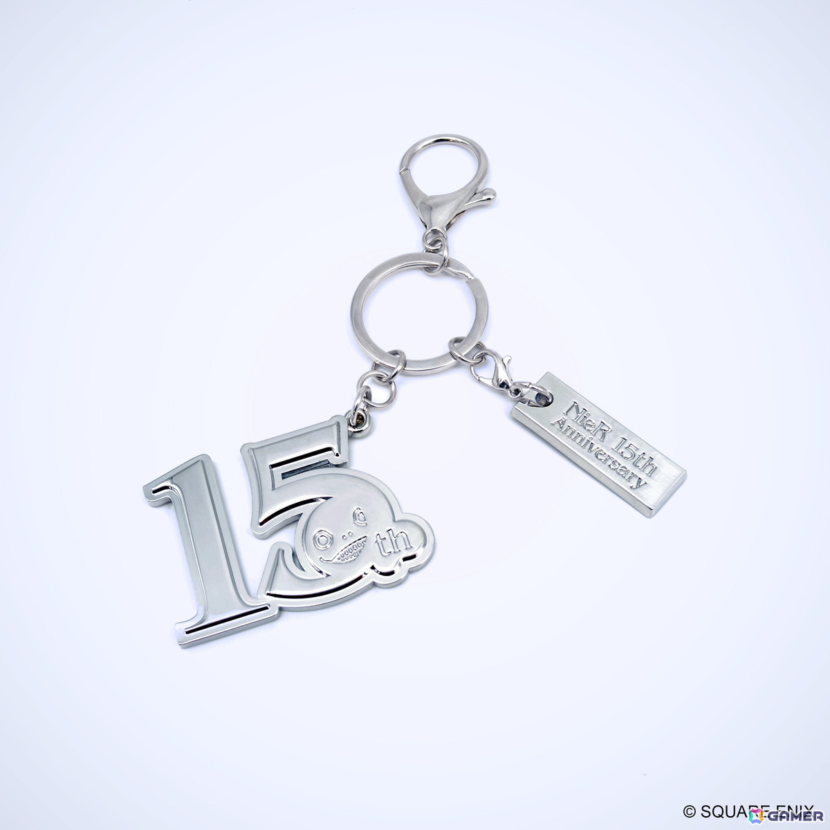「NieR」シリーズより15周年記念ロゴをデザインしたキーホルダーやTシャツが登場!1,000ピースジグソーパズル、トランプなどもの画像
