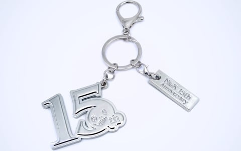 「NieR」シリーズより15周年記念ロゴをデザインしたキーホルダーやTシャツが登場！1,000ピースジグソーパズル、トランプなども