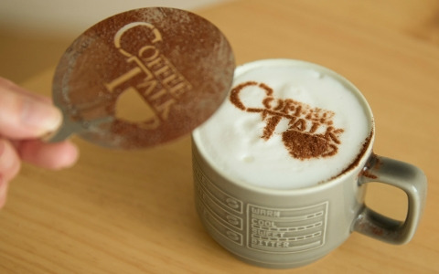「コーヒートーク」おうちカフェを楽しめる本格グッズがSuperGroupiesより登場！ドリップポット＆ラテアートプレートなどがラインナップ
