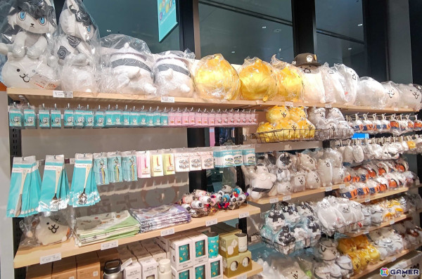 「にゃんこ大戦争＠サクラステージ にゃんこ大SHOW展」が開催中！初公開グッズの展示やガマトト探検隊の輪投げゲームなどが出展の画像
