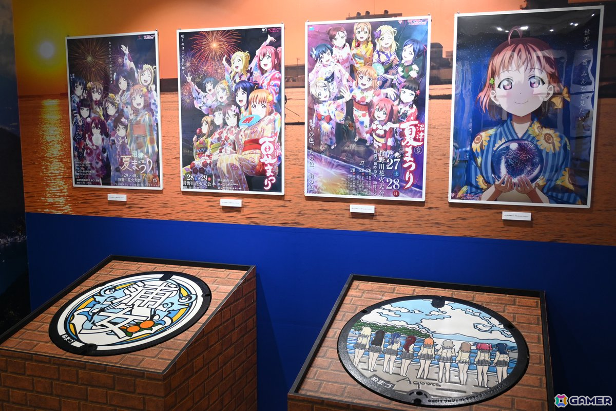 「ラブライブ!サンシャイン!!」Aqours9周年記念展覧会をレポート!浜辺に優勝旗&“Aqours”の文字と最初からクライマックスの展示にの画像