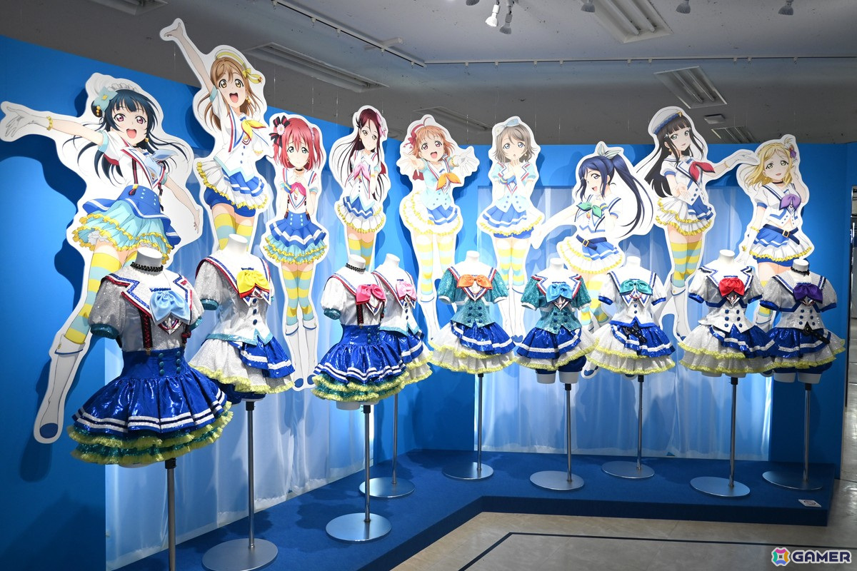 「ラブライブ!サンシャイン!!」Aqours9周年記念展覧会をレポート!浜辺に優勝旗&“Aqours”の文字と最初からクライマックスの展示にの画像
