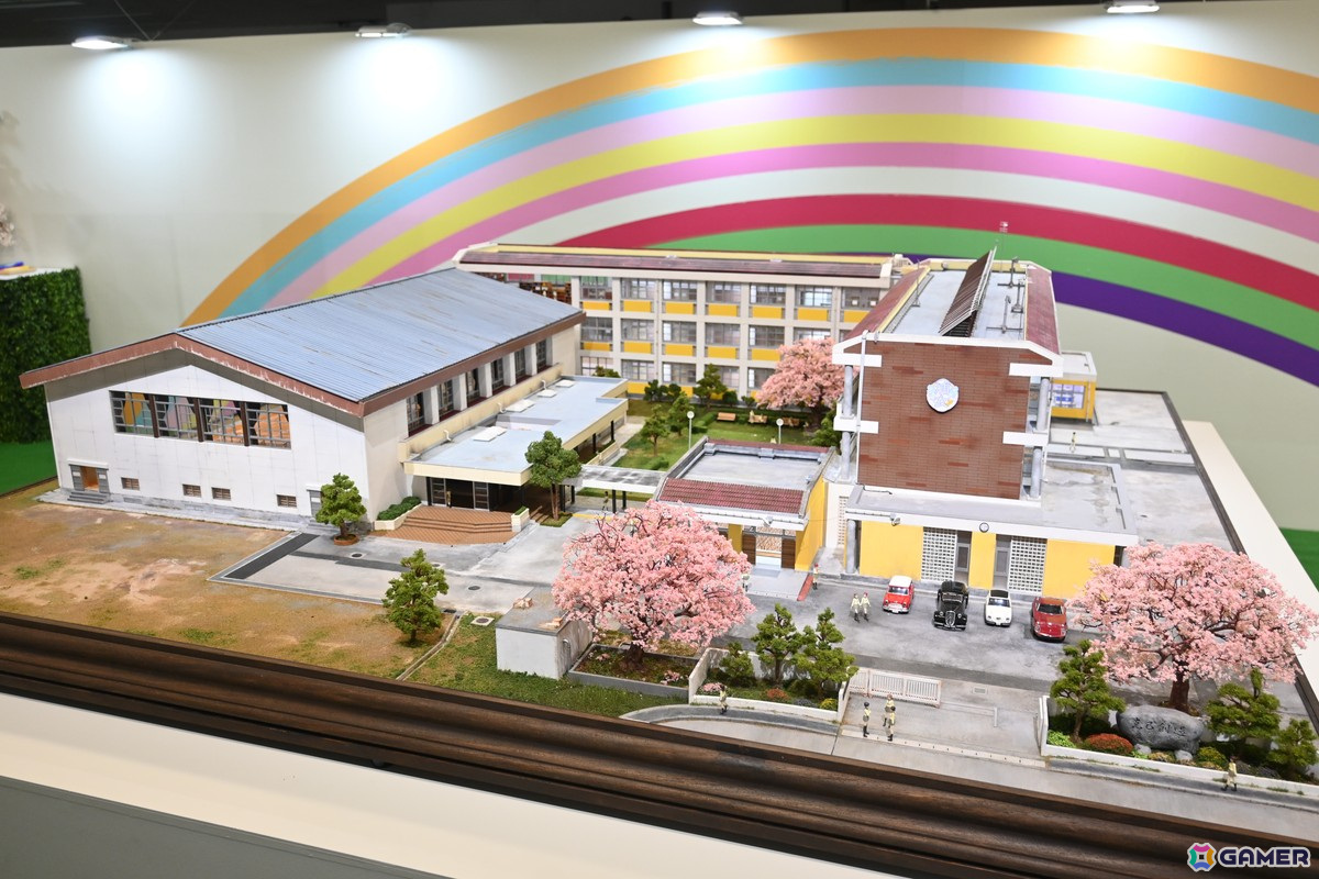 「ラブライブ!サンシャイン!!」Aqours9周年記念展覧会をレポート!浜辺に優勝旗&“Aqours”の文字と最初からクライマックスの展示にの画像