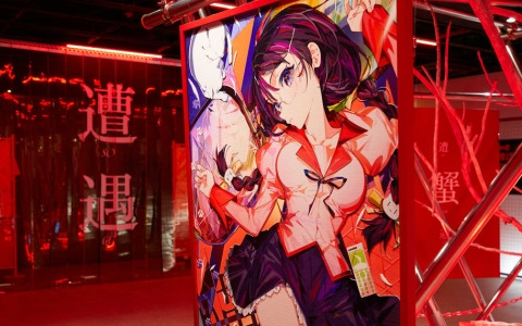 アニメ「〈物語〉シリーズ」とイラストレーター・Mika Pikazo氏のコラボPOP-UP「ENCOUNTER 遭遇」が本日よりアキバCOギャラリーで開催！