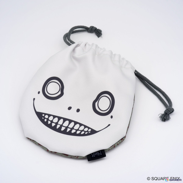 「NieR（ニーア）」シリーズからエミールがモチーフになったラバートレイや巾着袋が登場！の画像