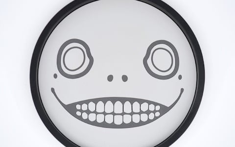 「NieR（ニーア）」シリーズからエミールがモチーフになったラバートレイや巾着袋が登場！