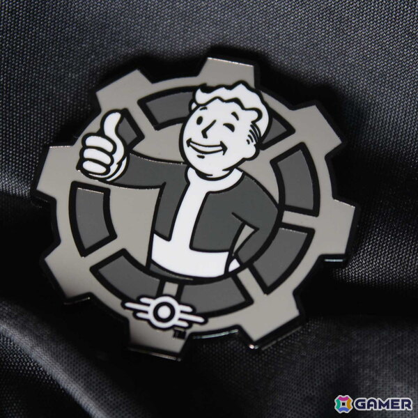 Fallout」よりVault Boyがデザインされたモノクロコインとトランプの