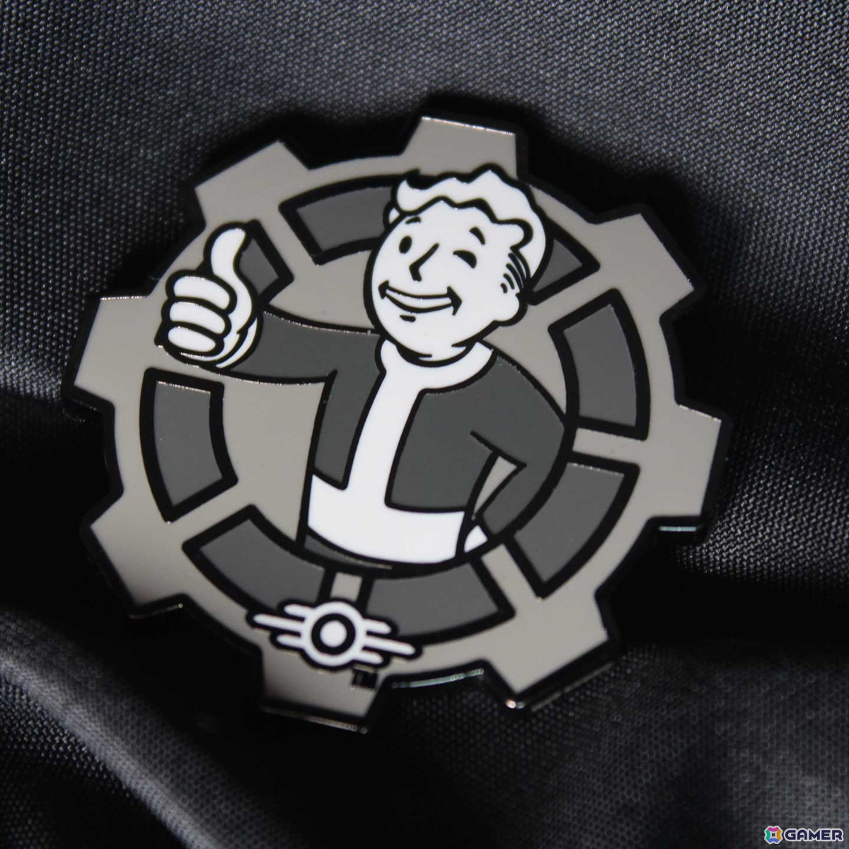 「Fallout」よりVault Boyがデザインされたモノクロコインとトランプの予約受付が開始！の画像3