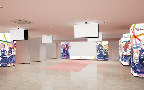 「学マス」1周年記念の特別展示が全国48店舗のアニメイトにて実施中！池袋本店は初登場となるアニメイトエプロン姿の秦谷美鈴ら12人による特別仕様に