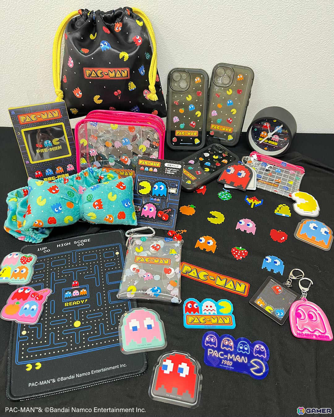 「パックマン」発売45周年を記念したコラボ雑貨がサンキューマートに登場!iPhoneケースやTシャツ、置き時計などが429円(税込)でラインナップの画像