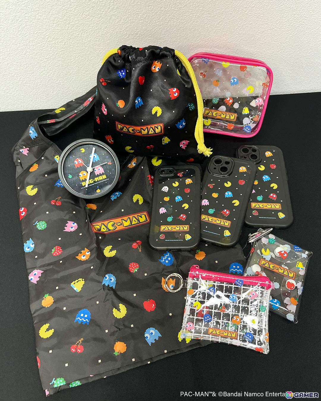 「パックマン」発売45周年を記念したコラボ雑貨がサンキューマートに登場!iPhoneケースやTシャツ、置き時計などが429円(税込)でラインナップの画像