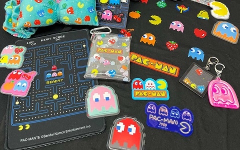 「パックマン」発売45周年を記念したコラボ雑貨がサンキューマートに登場！iPhoneケースやTシャツ、置き時計などが429円（税込）でラインナップ