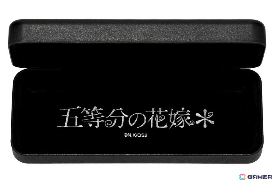 アニメ「五等分の花嫁*」と「Zoff」のコラボメガネが予約受付中!メガネをかけた五つ子の描き下ろしイラストアイテムが付属の画像