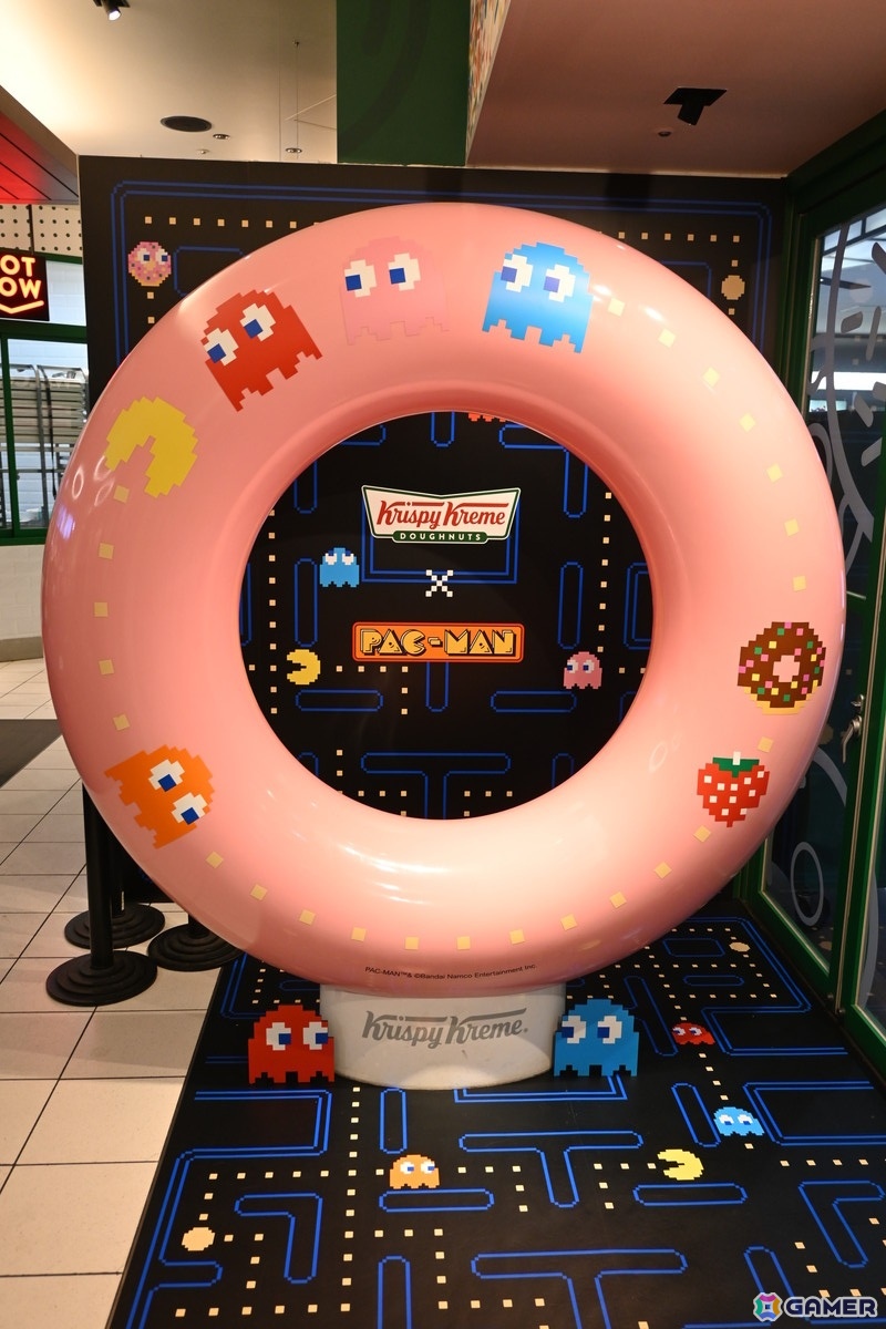 「PAC-MAN×Krispy Kreme Doughnuts」コラボ仕様になった渋谷シネタワー店をレポート！1日店長としてパックマンも登場の画像