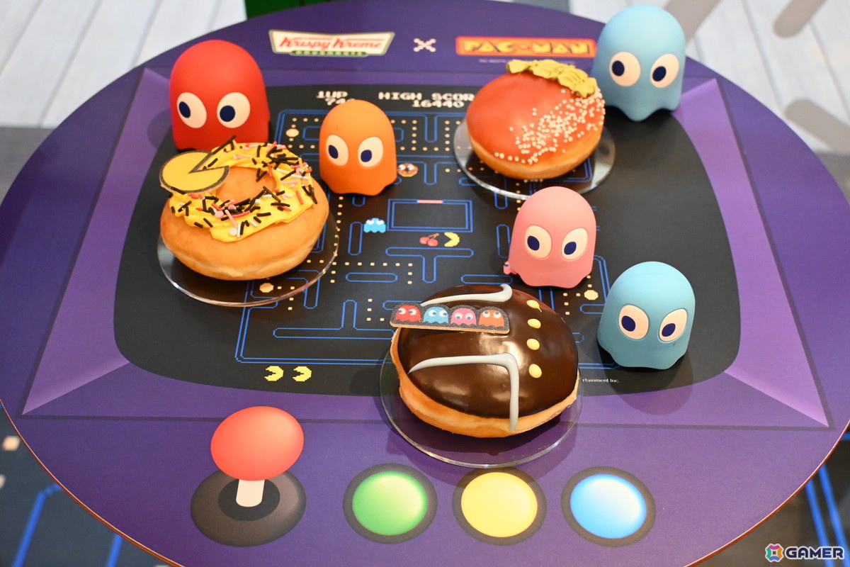 「PAC-MAN×Krispy Kreme Doughnuts」コラボ仕様になった渋谷シネタワー店をレポート！1日店長としてパックマンも登場の画像