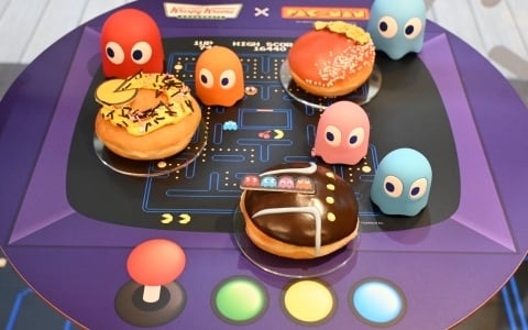 「PAC-MAN×Krispy Kreme Doughnuts」コラボ仕様になった渋谷シネタワー店をレポート！1日店長としてパックマンも登場