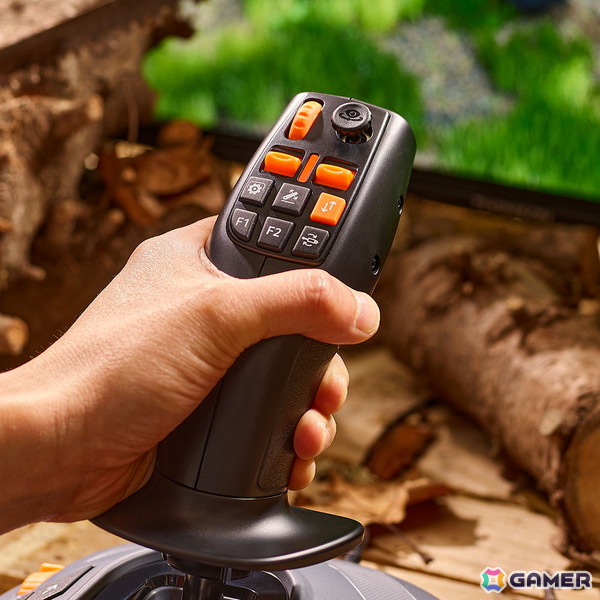 「Farming Simulator」シリーズ向けジョイスティック「SimTask FarmStick P」が6月5日に発売!33個のアクションボタンで農機を快適に操作可能の画像