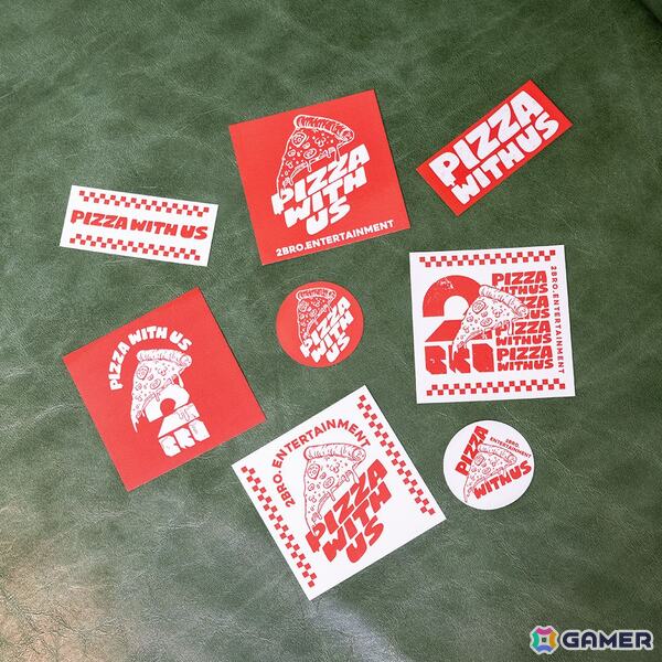 ゲーム実況者「2BRO.」のピザショップをイメージした「PIZZA WITH US」グッズが発売！ピザボックスにTシャツやステッカーを詰め込んだ豪華セットもの画像10