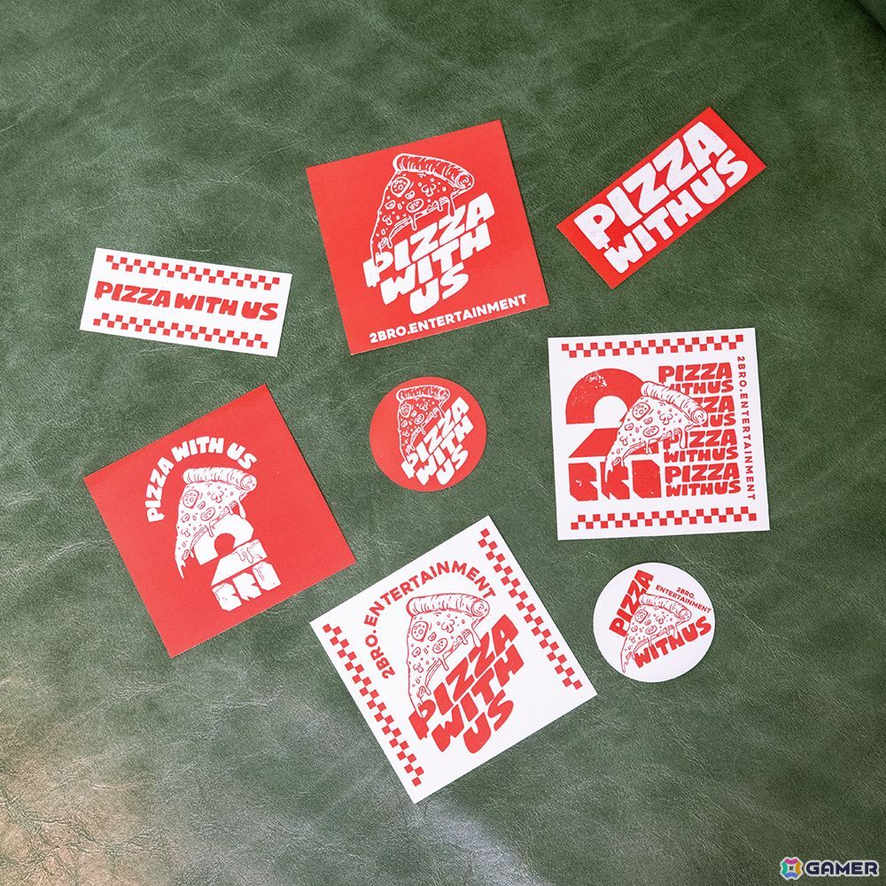 ゲーム実況者「2BRO.」のピザショップをイメージした「PIZZA WITH US」グッズが発売!ピザボックスにTシャツやステッカーを詰め込んだ豪華セットもの画像
