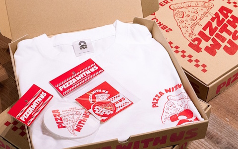 ゲーム実況者「2BRO.」のピザショップをイメージした「PIZZA WITH US」グッズが発売！ピザボックスにTシャツやステッカーを詰め込んだ豪華セットも