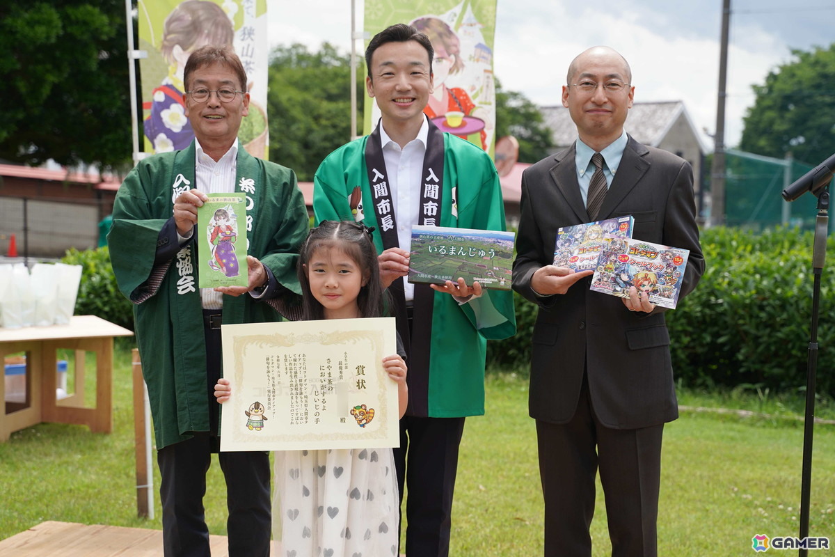 後列 左：運営関係者　後列 中央：入間市長 杉島理一郎氏　後列 右：「コトダマン」プロデューサー 大槻一彦氏 前列：小学生の部 最優秀賞受賞者