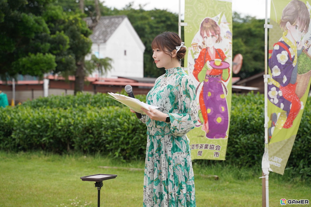 表彰式の司会を務める荒木美鈴さん