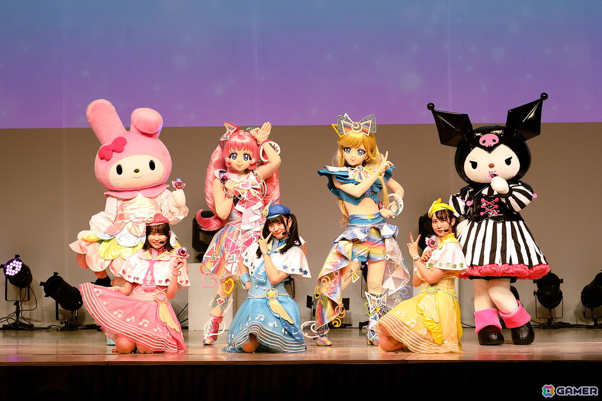 後列左より:マイメロディ、ひまり、みつき、クロミ<br />前列左より:ひみつのアイプリ部(かほちー・あと・わかな)