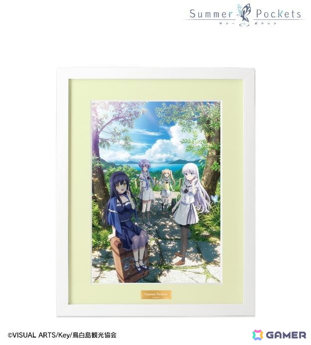 TVアニメ「Summer Pockets」のキャラファイングラフ、マルチデスクマット、 缶バッジ3個セットなどがAMNIBUSで販売!の画像