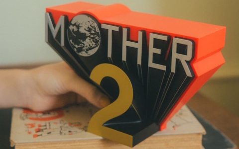 存在感抜群の「MOTHER2」立体ロゴフィギュアと84枚のどせいさんが楽しめるパタパタ時計が登場！ほぼ日「MOTHER」プロジェクトによる夏の新商品第1弾が公開