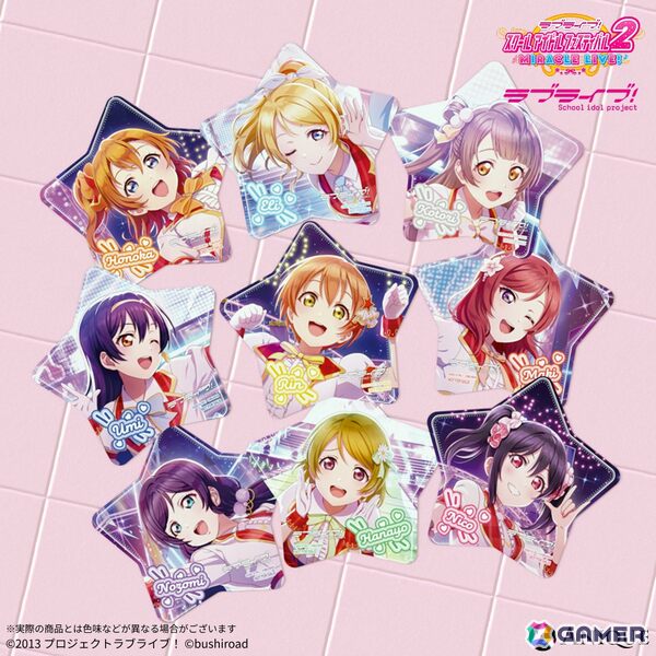 スクフェス2」のホログラム缶バッジ、スマートフォン風アクスタ