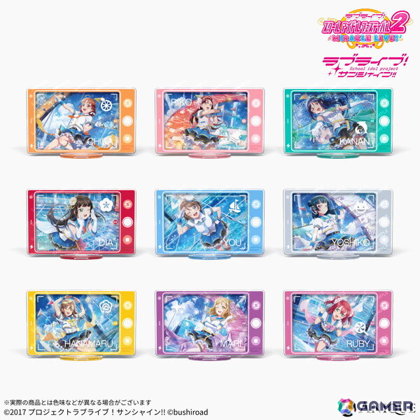 スクフェス2」のホログラム缶バッジ、スマートフォン風アクスタ