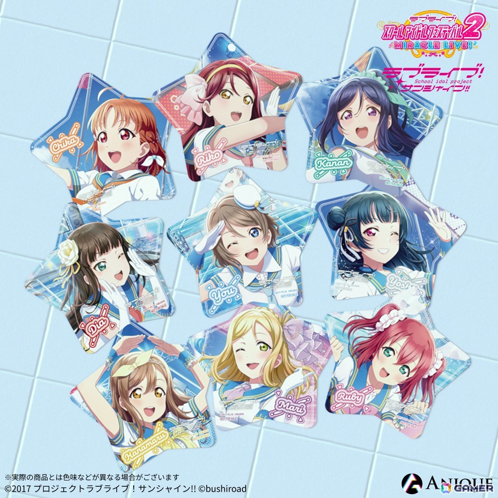 「スクフェス2」のホログラム缶バッジ、スマートフォン風アクスタ・ジュエルクリアカード、スチルカードイラストを使用したポストカードが登場!の画像