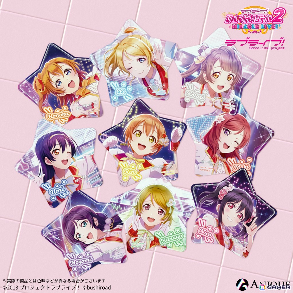 スクフェス2」のホログラム缶バッジ、スマートフォン風アクスタ