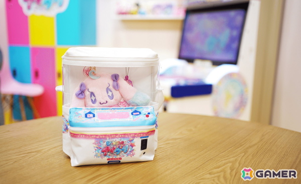 「ひみつのアイプリ」のゲーム機がポシェットに！「ひみつのアイプリ ゲームきポシェット」がタカラトミーアーツe組で本日18時より予約受付開始の画像1