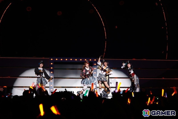 「シャニマス」7th UNITLIVE TOUR横浜公演DAY1レポート！ストレイライトが「SWEETEST BITE」「ビーチブレイバー」をカバー、放クラ×ストレイのコラボ曲「迅雷鉄火」もの画像12