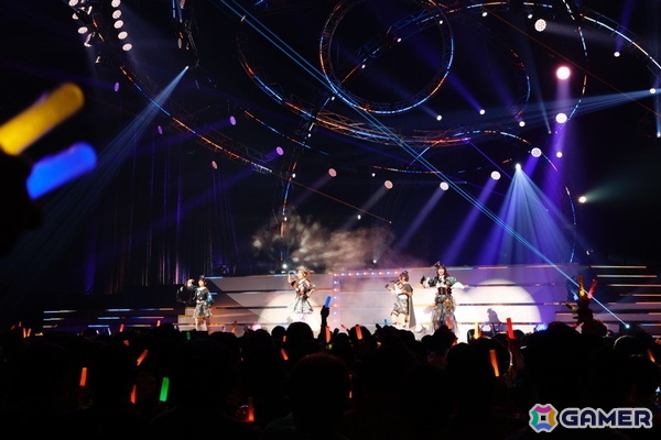 「シャニマス」7th UNITLIVE TOUR横浜公演DAY1レポート！ストレイライトが「SWEETEST BITE」「ビーチブレイバー」をカバー、放クラ×ストレイのコラボ曲「迅雷鉄火」もの画像13