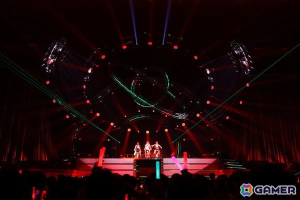 「シャニマス」7th UNITLIVE TOUR横浜公演DAY1レポート！ストレイライトが「SWEETEST BITE」「ビーチブレイバー」をカバー、放クラ×ストレイのコラボ曲「迅雷鉄火」もの画像19