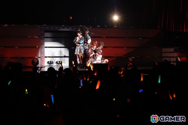 「シャニマス」7th UNITLIVE TOUR横浜公演DAY1レポート！ストレイライトが「SWEETEST BITE」「ビーチブレイバー」をカバー、放クラ×ストレイのコラボ曲「迅雷鉄火」もの画像24
