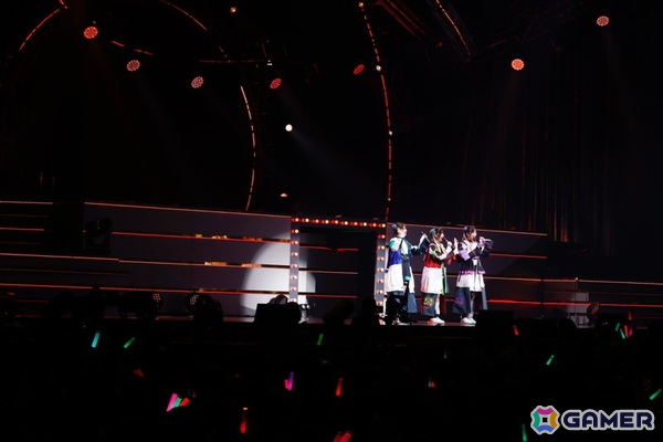 「シャニマス」7th UNITLIVE TOUR横浜公演DAY1レポート！ストレイライトが「SWEETEST BITE」「ビーチブレイバー」をカバー、放クラ×ストレイのコラボ曲「迅雷鉄火」もの画像27
