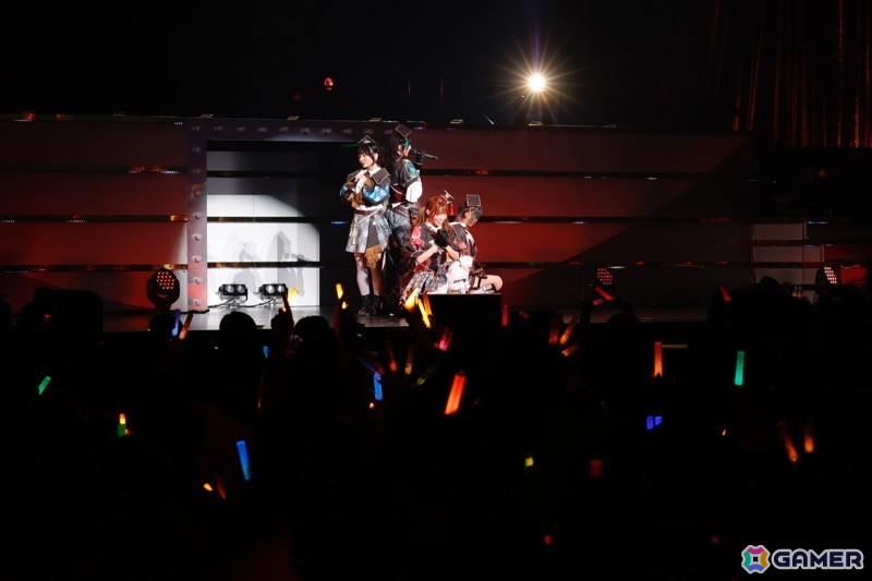 「シャニマス」7th UNITLIVE TOUR横浜公演DAY1レポート!ストレイライトが「SWEETEST BITE」「ビーチブレイバー」をカバー、放クラ×ストレイのコラボ曲「迅雷鉄火」もの画像