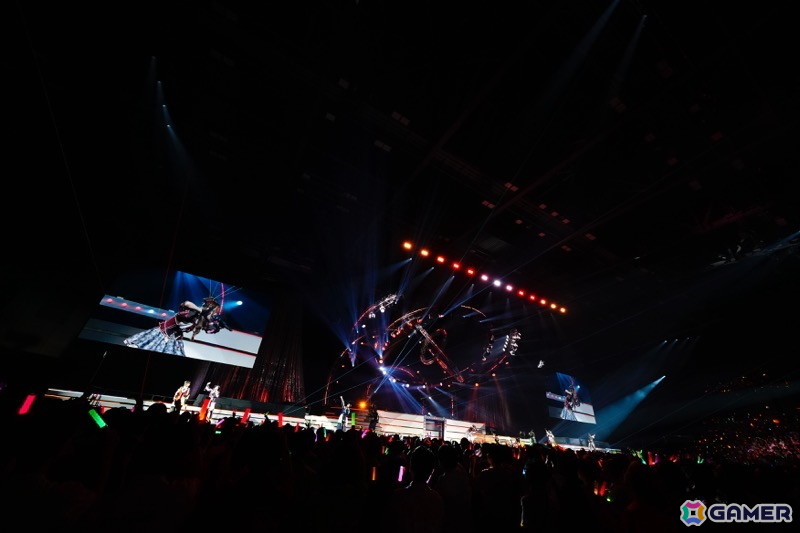 「シャニマス」7th UNITLIVE TOUR横浜公演DAY1レポート!ストレイライトが「SWEETEST BITE」「ビーチブレイバー」をカバー、放クラ×ストレイのコラボ曲「迅雷鉄火」もの画像