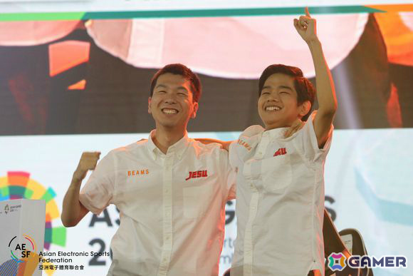 決勝戦勝利し、喜ぶSOFIA選手とレバ選手