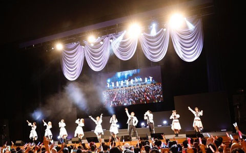 シリーズ合同ライブ「MOIW2025」が12月13日・14日に開催決定！ブランドの垣根を超えたコーナー、朗読劇なども楽しめた「アイマス」20th特別生配信イベントをレポート