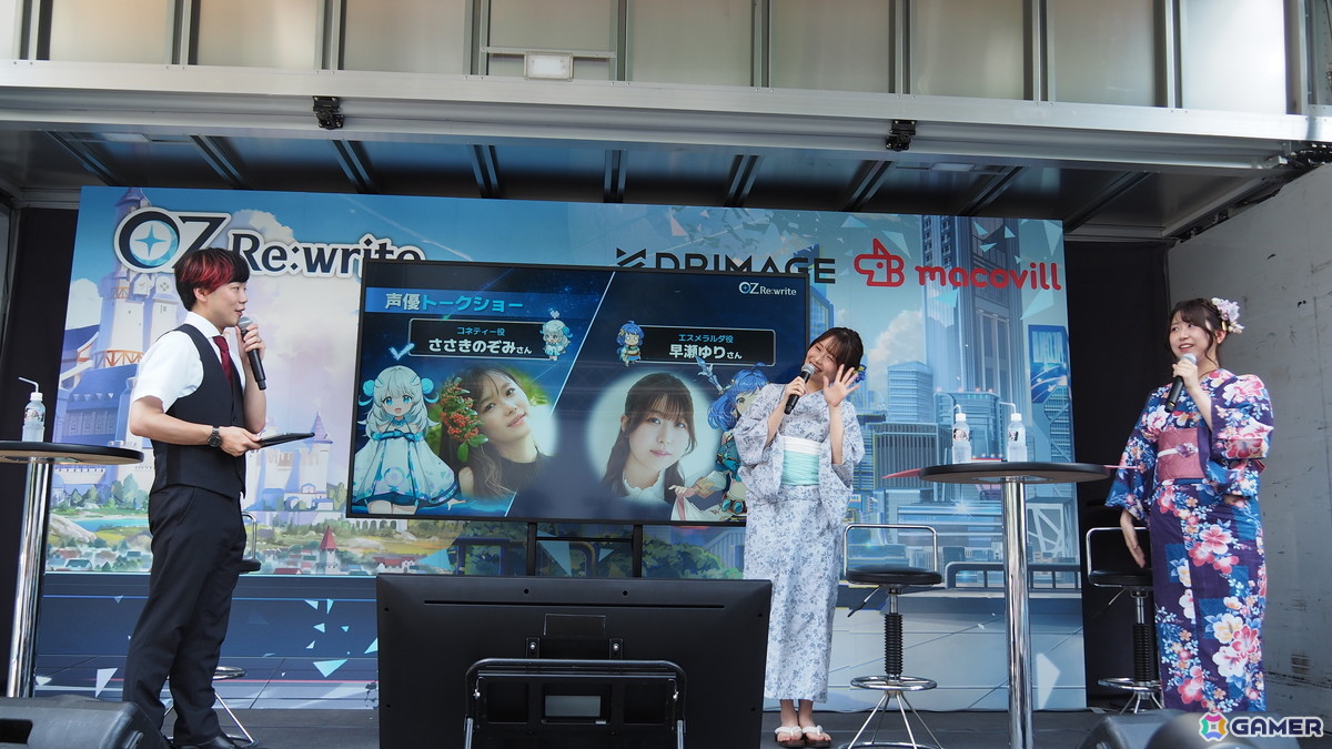 (写真左から2人目より)ささきのぞみさん、早瀬ゆりさん。2人は夏らしい浴衣姿での登場となった。