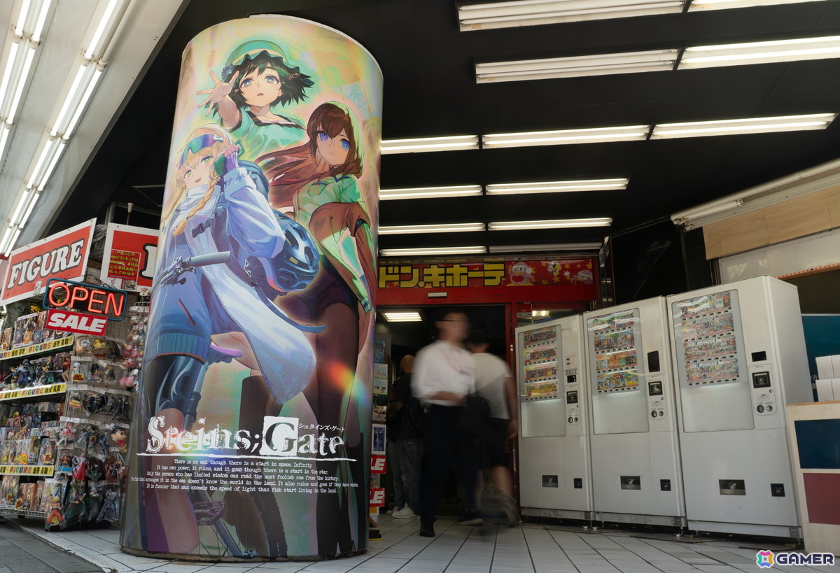 「STEINS;GATE 15周年記念POPUP企画展 ～15年の月日を超える。ifの世界線～」がドン・キホーテ秋葉原店で開催！展示中のタイムマシンや会場写真、グッズ情報もの画像