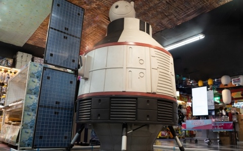 「STEINS;GATE 15周年記念POPUP企画展 ～15年の月日を超える。ifの世界線～」がドン・キホーテ秋葉原店で開催！展示中のタイムマシンや会場写真、グッズ情報も