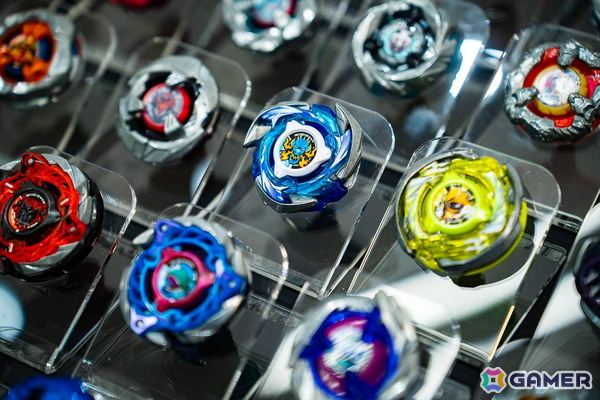 アニメイト秋葉原で開催されている「BEYBLADE X」ポップアップショップの模様が公開！展示やフリーバトルスペース、グッズコーナーもの画像1