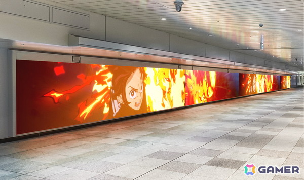 「鬼滅の刃 ヒノカミ血風譚2」JR新宿駅・東西自由通路で45.6m大型LEDビジョンと柱25面を連動させた特別映像を1週間限定で放映！の画像1