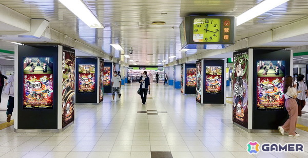 「鬼滅の刃 ヒノカミ血風譚2」JR新宿駅・東西自由通路で45.6m大型LEDビジョンと柱25面を連動させた特別映像を1週間限定で放映！の画像6